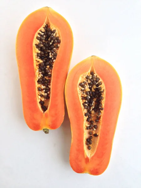 Rodajas de papaya dulce sobre fondo blanco — Foto de Stock