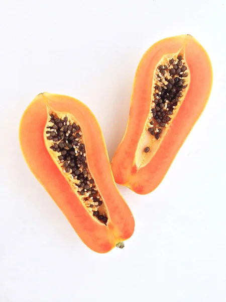 Rodajas de papaya dulce sobre fondo blanco — Foto de Stock