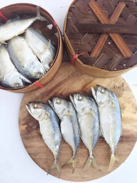 Korte makreel op de snijplank met vis mandje — Stockfoto