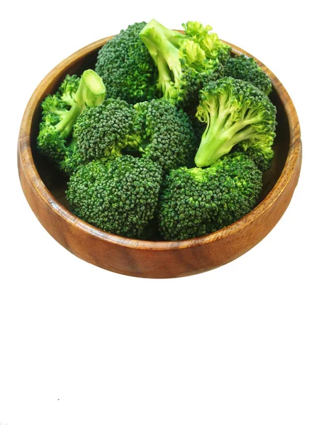 Beyaz arka plan üzerinde ahşap kase brokoli — Stok fotoğraf