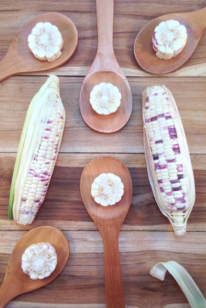 Bílá a fialová kukuřice s rýží dřevěnou naběračku na dřevěné poza — Stock fotografie