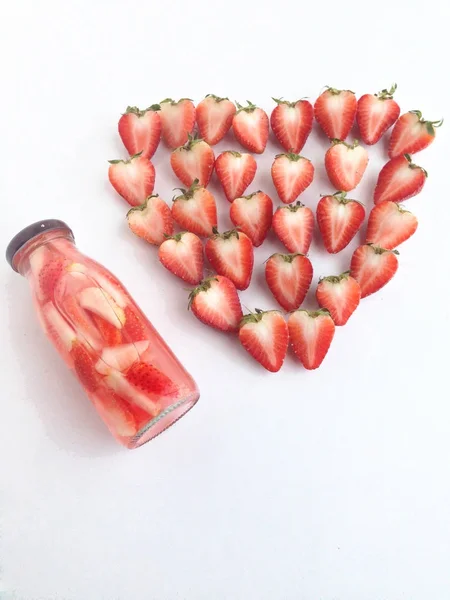 Erdbeergetränke und Erdbeerherzen — Stockfoto
