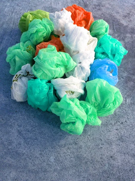 Kleurrijke plastic zak op cement vloer — Stockfoto