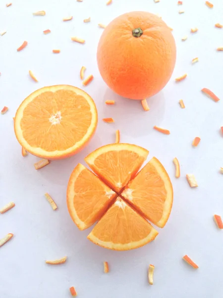 Свежий апельсин и ломтики на белом фоне . — стоковое фото