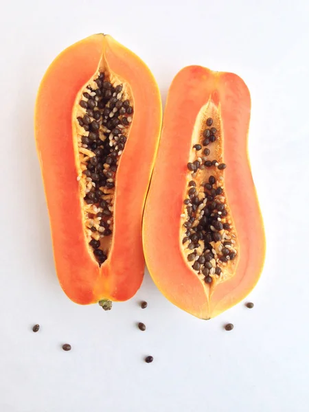 Rodajas de papaya dulce sobre fondo blanco — Foto de Stock