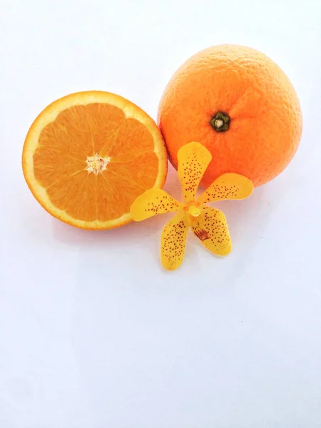 Свежий апельсин и ломтики на белом фоне . — стоковое фото