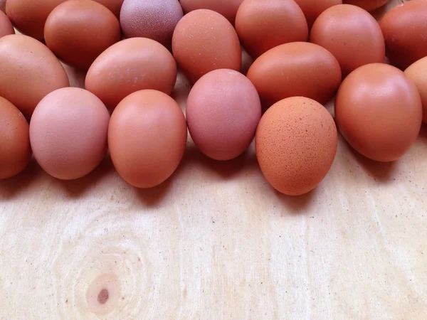 Яйця на дерев'яній тарілці — стокове фото