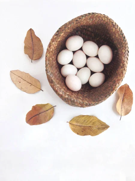 Telur bebek pada keranjang dengan daun kering — Stok Foto