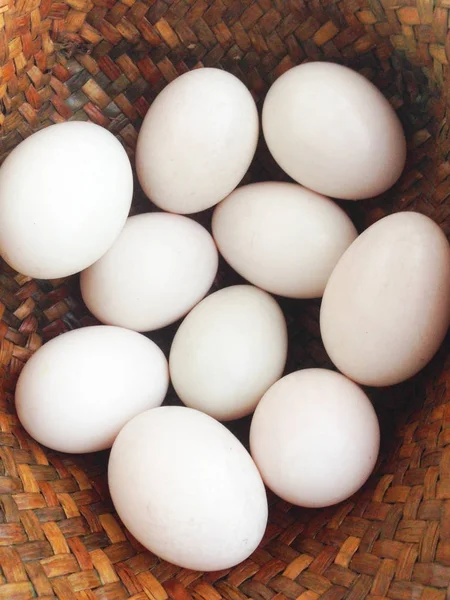Качині яйця на кошику — стокове фото