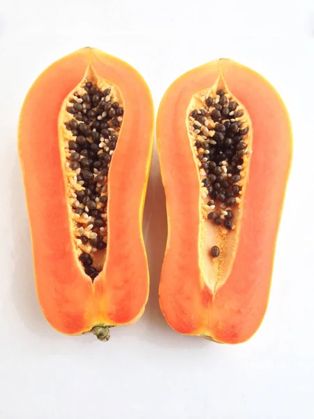 Rodajas de papaya dulce sobre fondo blanco — Foto de Stock