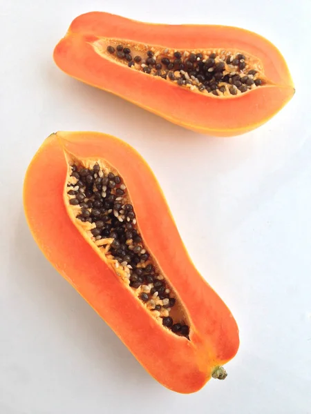 Rodajas de papaya dulce sobre fondo blanco — Foto de Stock