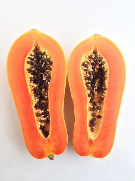 Rodajas de papaya dulce sobre fondo blanco — Foto de Stock