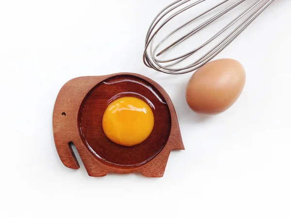 Яєчний жовток на дерев'яній блюдці у формі слона з яйцями та яєчним шлунком — стокове фото