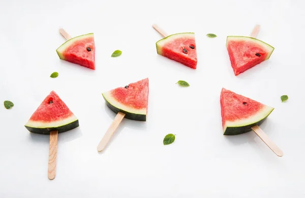 Vattenmelon bit isglass och papper mint på vit trä bakgr — Stockfoto