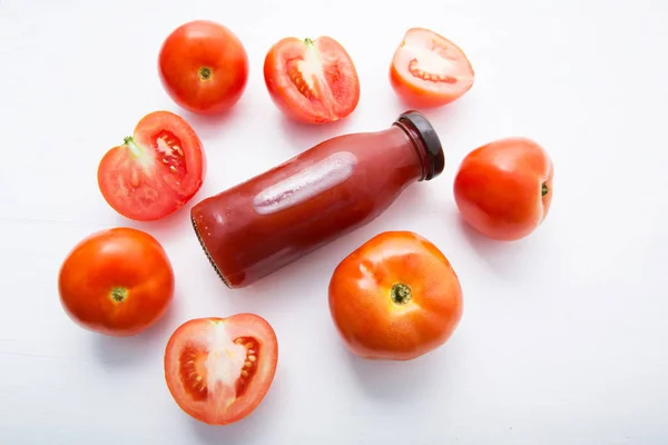 Frische Tomatensaft in der Flasche und frische Tomatenscheiben — Stockfoto