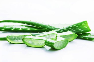 Aloe vera taze dilimleri aloe vera jel ile bırakır. üzerinde izole 