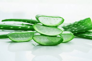 Aloe vera taze dilimleri aloe vera jel ile bırakır. üzerinde izole 