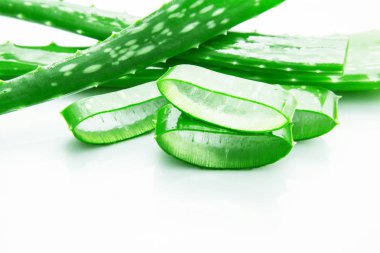 Aloe vera taze dilimleri aloe vera jel ile bırakır. üzerinde izole 