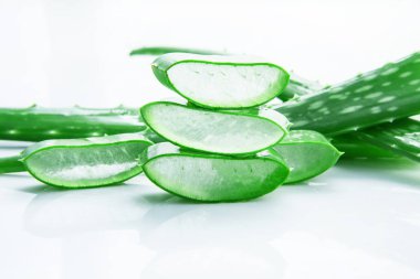 Aloe vera taze dilimleri aloe vera jel ile bırakır. izole