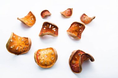 Meyve otlar, Bael beyaz tahta masada kurutulmuş..