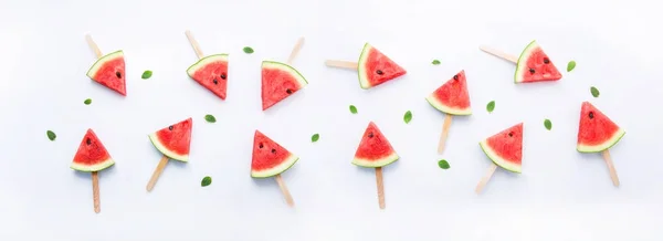 Paletas rebanadas de sandía sobre fondo blanco —  Fotos de Stock