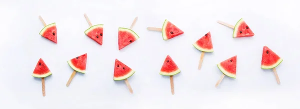 Vattenmelon skiva glass på vit bakgrund — Stockfoto