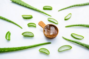 Aloe vera taze yaprakları ile aloe vera jel ahşap ölçüm üzerinde 