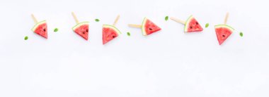 Beyaz arkaplanda karpuz dilimleri.