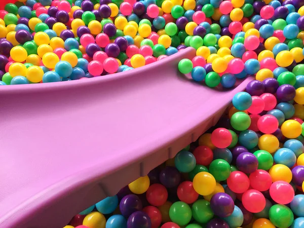 Kolam renang anak-anak kering dengan bola berwarna-warni — Stok Foto