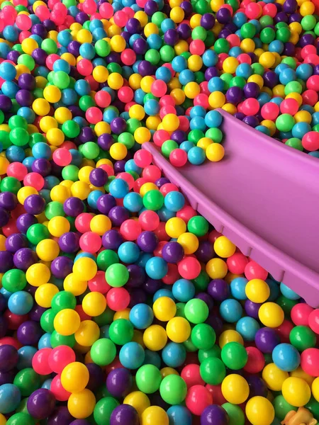 Kolam renang anak-anak kering dengan bola berwarna-warni — Stok Foto