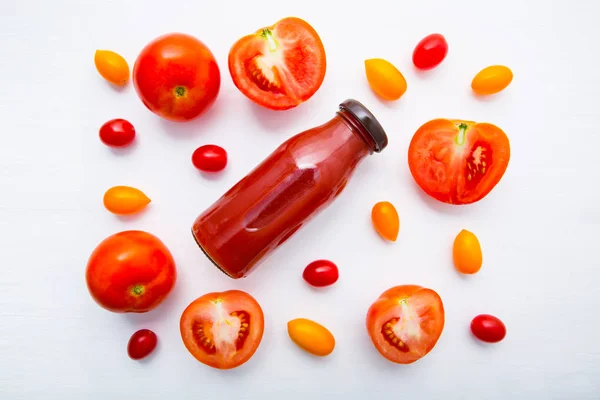 Frische Tomatensaft in der Flasche und frische Tomatenscheiben — Stockfoto
