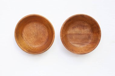 Boş ahşap tabak beyaz arka plan üzerinde.