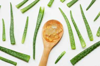 Aloe vera jel ile aloe vera tahta kaşık wh üzerinde taze yapraklar