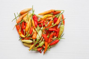 Renkli biber kalp şekli .