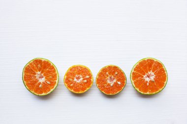 Beyaz, sağlıklı vitamin içeceği üzerinde taze turuncu.