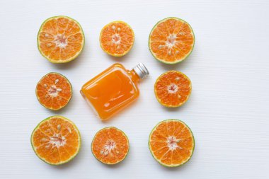 Beyaz, sağlıklı vitamin içeceği üzerinde taze portakal suyu.