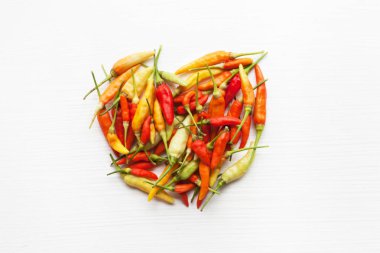 Renkli biber kalp şekli .