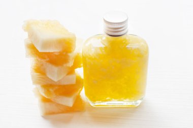 Beyaz, sağlıklı vitamin içeceği taze ananas suyu.