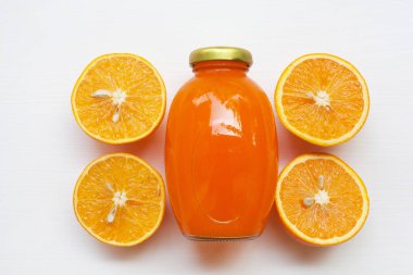 Beyaz, sağlıklı vitamin içeceği üzerinde taze portakal suyu.