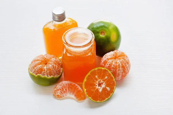 Φρέσκο χυμό πορτοκαλιού, λευκό, υγιή βιταμίνη ποτό. — Φωτογραφία Αρχείου