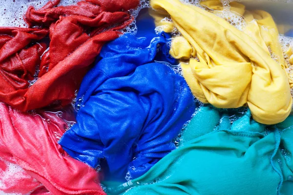 洗濯する前に、色の服の浸漬. — ストック写真
