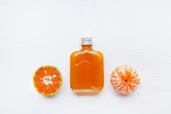 Φρέσκο χυμό πορτοκαλιού, λευκό, υγιή βιταμίνη ποτό. — Φωτογραφία Αρχείου