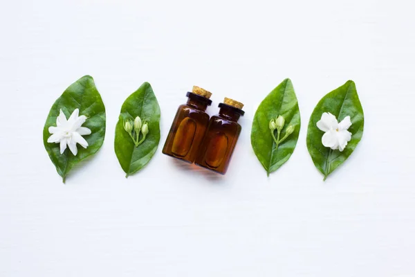 Aceite esencial con flor de jazmín . —  Fotos de Stock