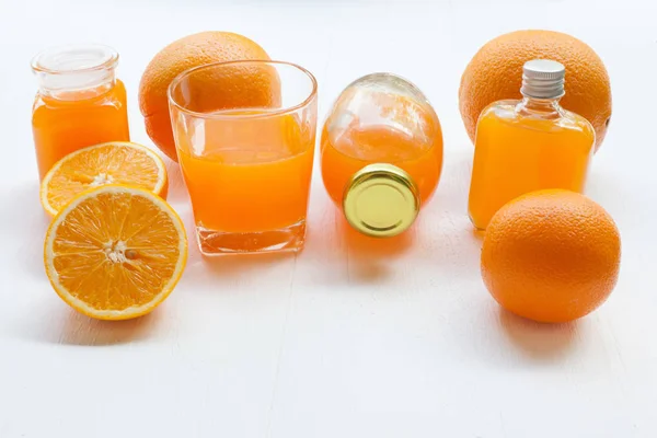 Свіжий апельсиновий сік на білому, здоровий вітамінний напій . — стокове фото