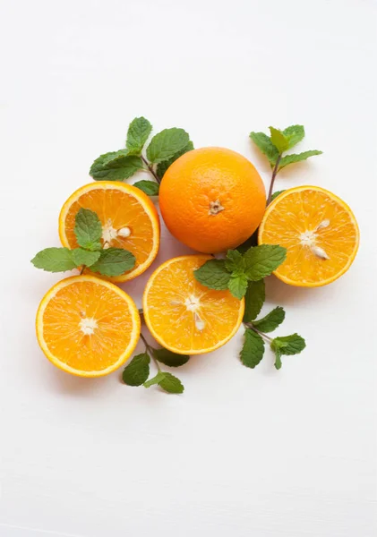 Свежий апельсин на белом, полезный витаминный напиток . — стоковое фото