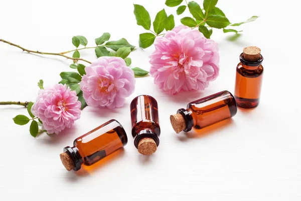 Frascos de aceite esencial de rosa para aromaterapia, Huntington Rose . —  Fotos de Stock