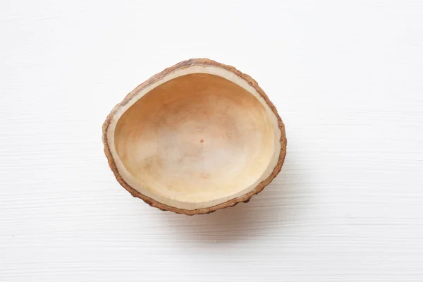 白い背景の空の木製皿. — ストック写真