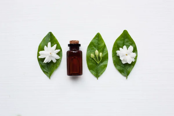 Aceite esencial con flor de jazmín . —  Fotos de Stock