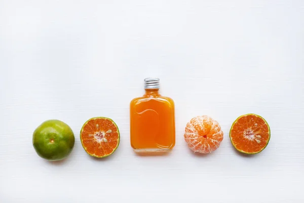 白、健康ビタミン飲料の新鮮なオレンジ ジュース. — ストック写真