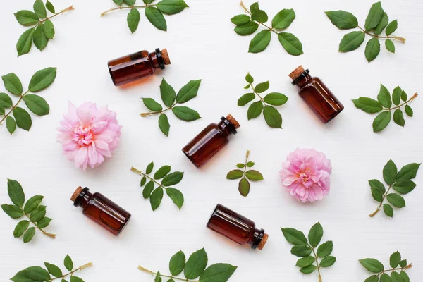 Garrafas de óleo essencial de rosa para aromaterapia, Huntington Rose . — Fotografia de Stock